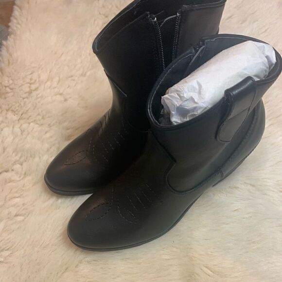 TRUE CRAFT Black Western the Winnie
Ankle Bootie size 8 - Picture 2 of 7